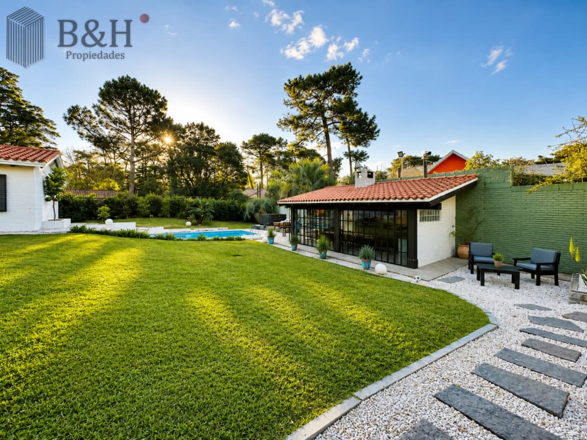 Espectacular Casa Moderna de 5 Dormitorios con Piscina Climatizada en Alquiler de Temporada