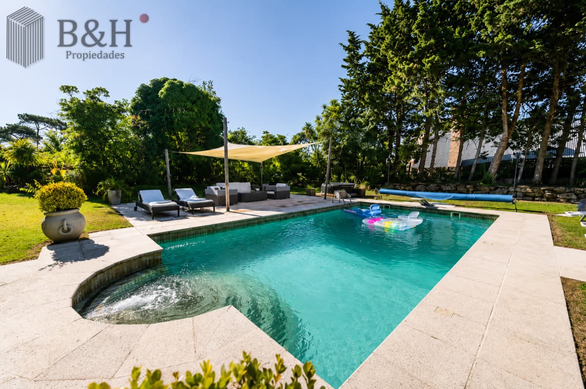 Exclusiva casa en Beverly Hills, Punta del Este, 5 Dormitorios, Piscina, Parrillero y Gran Parque