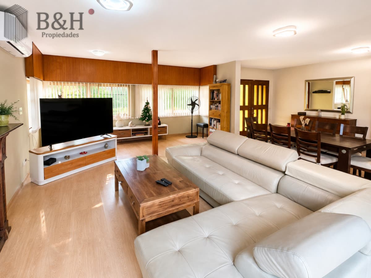 Casa de categoría en Playa Mansa a 800 metros del mar, 5 Dormitorios, Piscina Climatizada y Barbacoa. Punta del Este