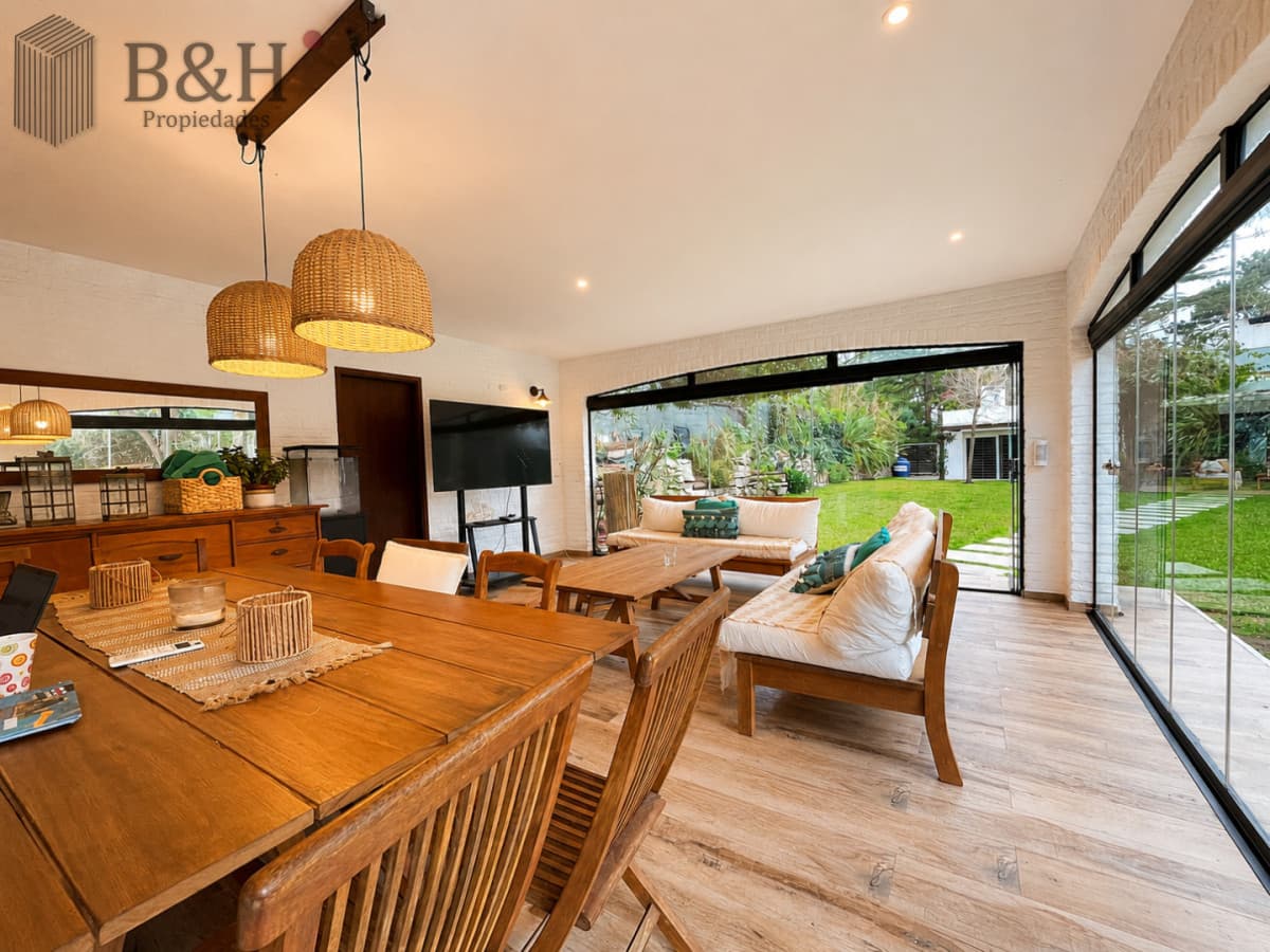 Moderna Casa de 4 Dormitorios, Piscina Climatizada y Parrillero en Playa Mansa, Punta del Este