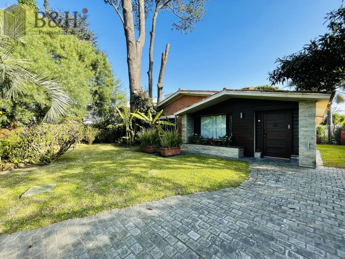 Casa de 3 Dormitorios y Piscina en Playa Mansa, Punta del Este
