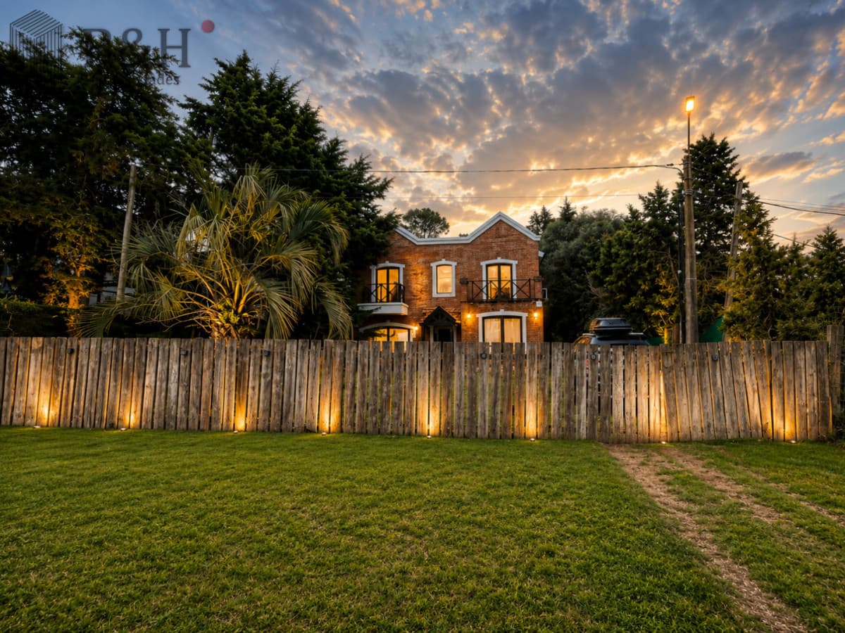 Casa de 3 Dormitorios + Dependencia, con Piscina Climatizada y Parrillero, a 400 metros del mar. Rincón del Indio, Punta del Este