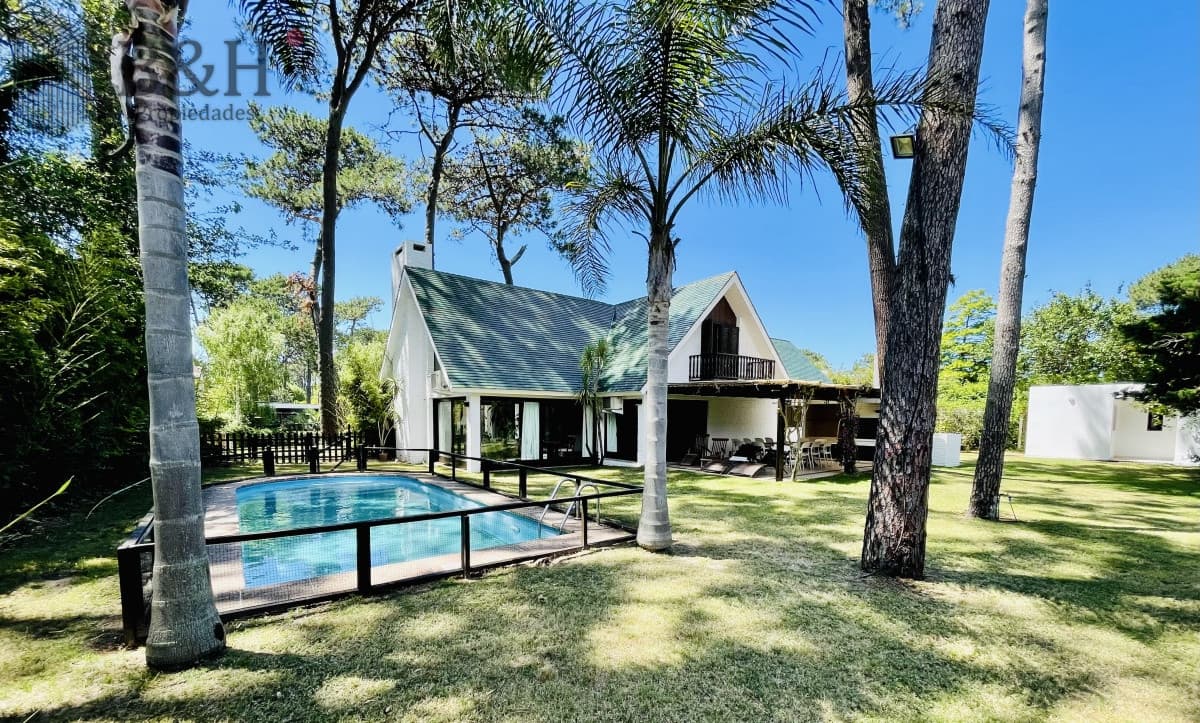 Alquiler Anual de sólida y amplia casa de cinco dormitorios más dependencia de servicio y piscina, Lugano, Punta del Este