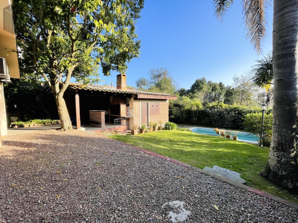 Casa de 3 Dormitorios y Piscina en Playa Mansa, Punta del Este