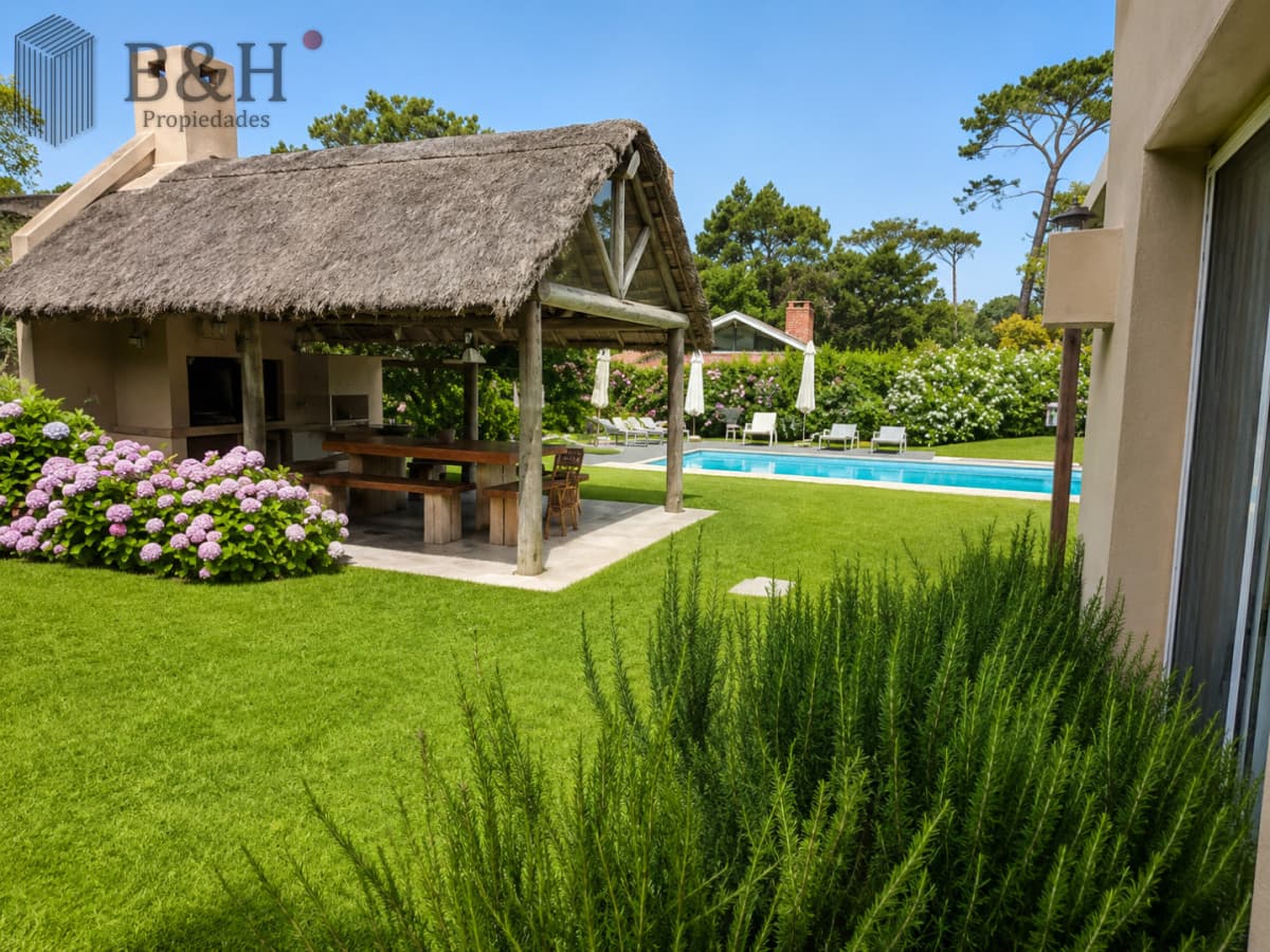 Casa de 5 Suites con Piscina y Parrillero en San Rafael, Punta del Este