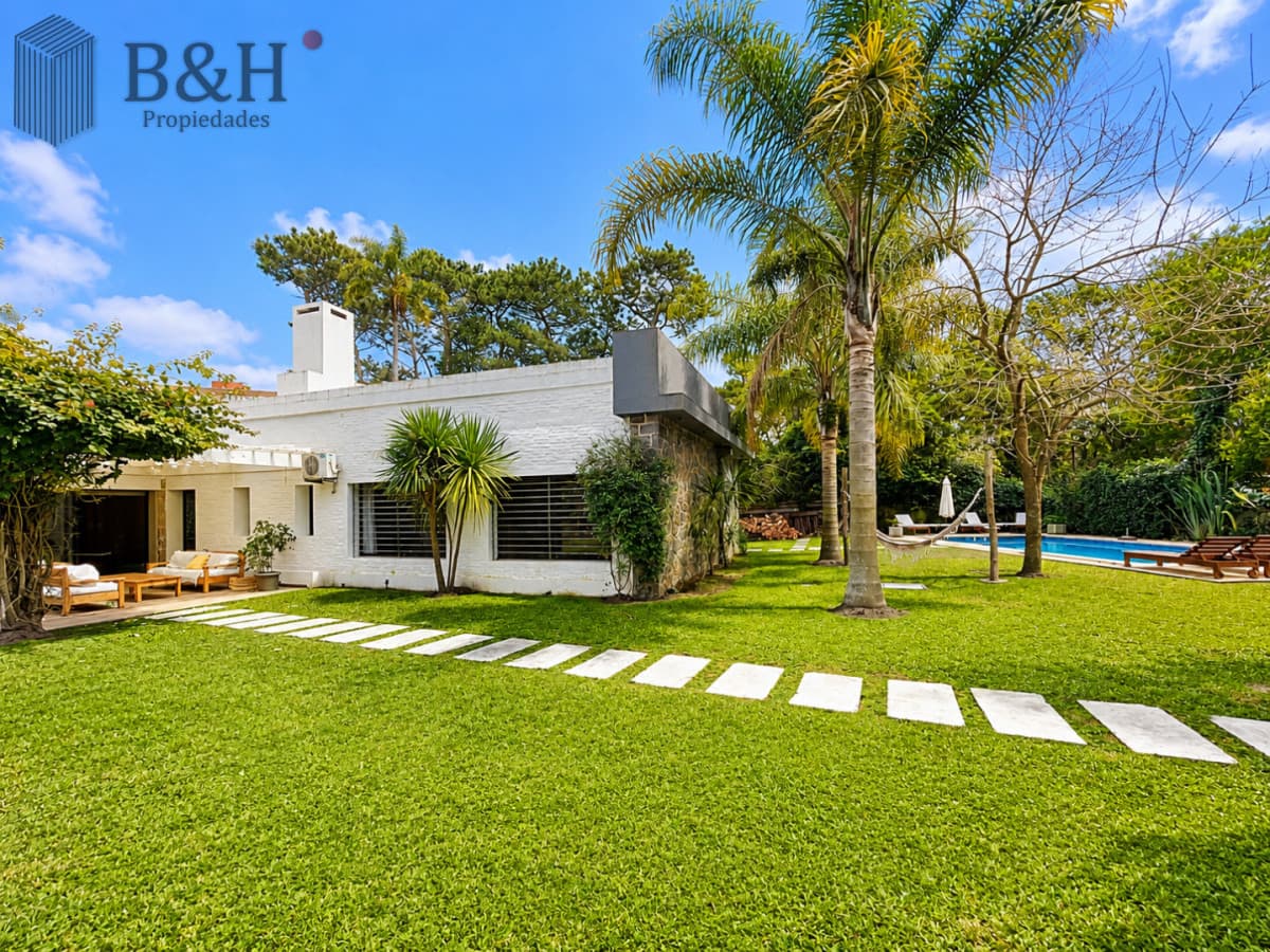 Moderna Casa de 4 Dormitorios, Piscina Climatizada y Parrillero en Playa Mansa, Punta del Este