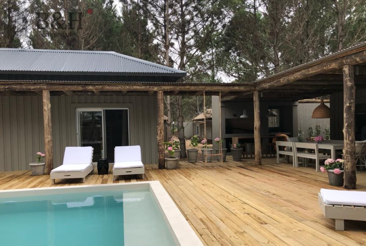 Venta y alquiler temporario de exclusiva casa de cuatro dormitorios mas dependencia en Barrio Pinar del Faro, Jose Ignacio