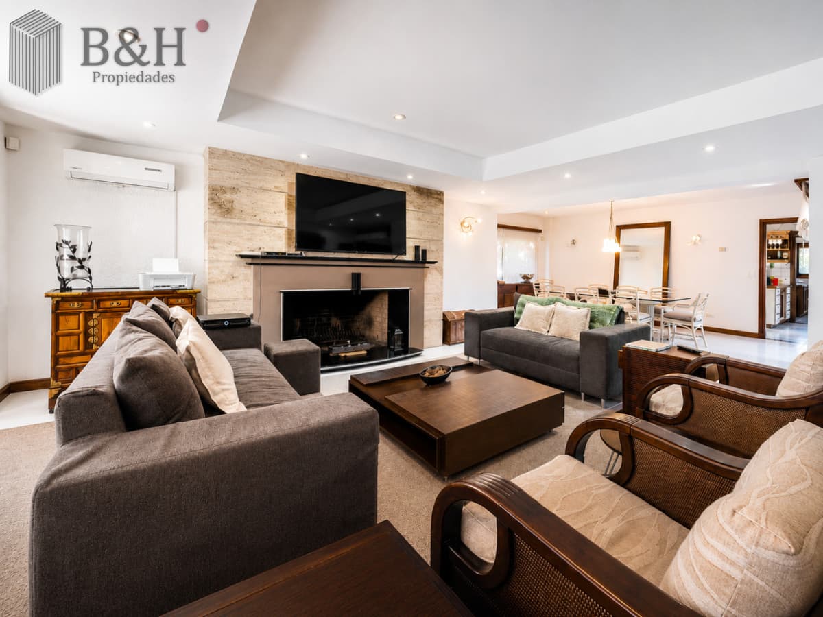 Exclusiva casa en Beverly Hills, Punta del Este, 5 Dormitorios, Piscina, Parrillero y Gran Parque