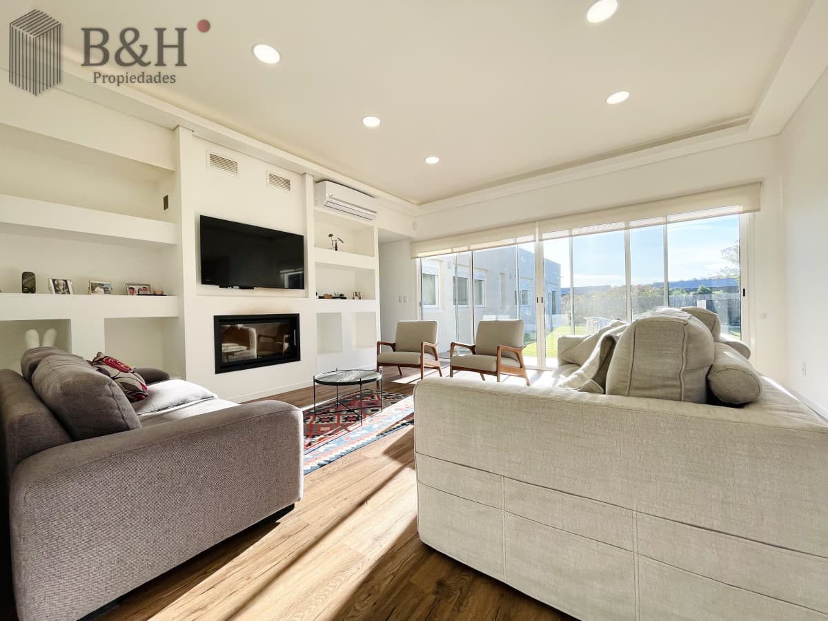 Moderna Casa de 4 Dormitorios, Piscina Climatizada y Parrillero en Punta Ballena, Barrio Semi Privado