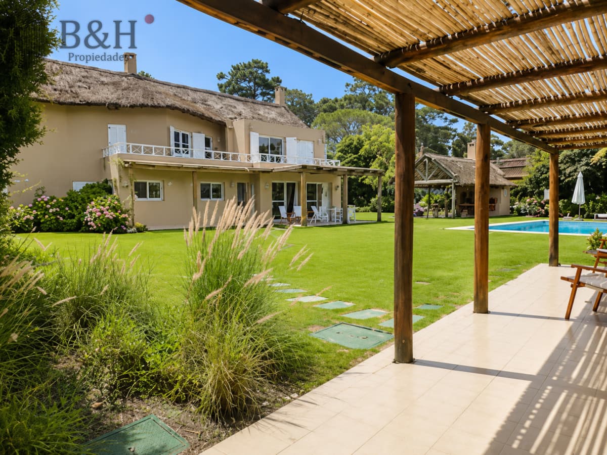 Casa de 5 Suites con Piscina y Parrillero en San Rafael, Punta del Este