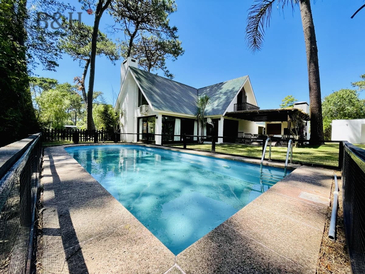 Alquiler Anual de sólida y amplia casa de cinco dormitorios más dependencia de servicio y piscina, Lugano, Punta del Este