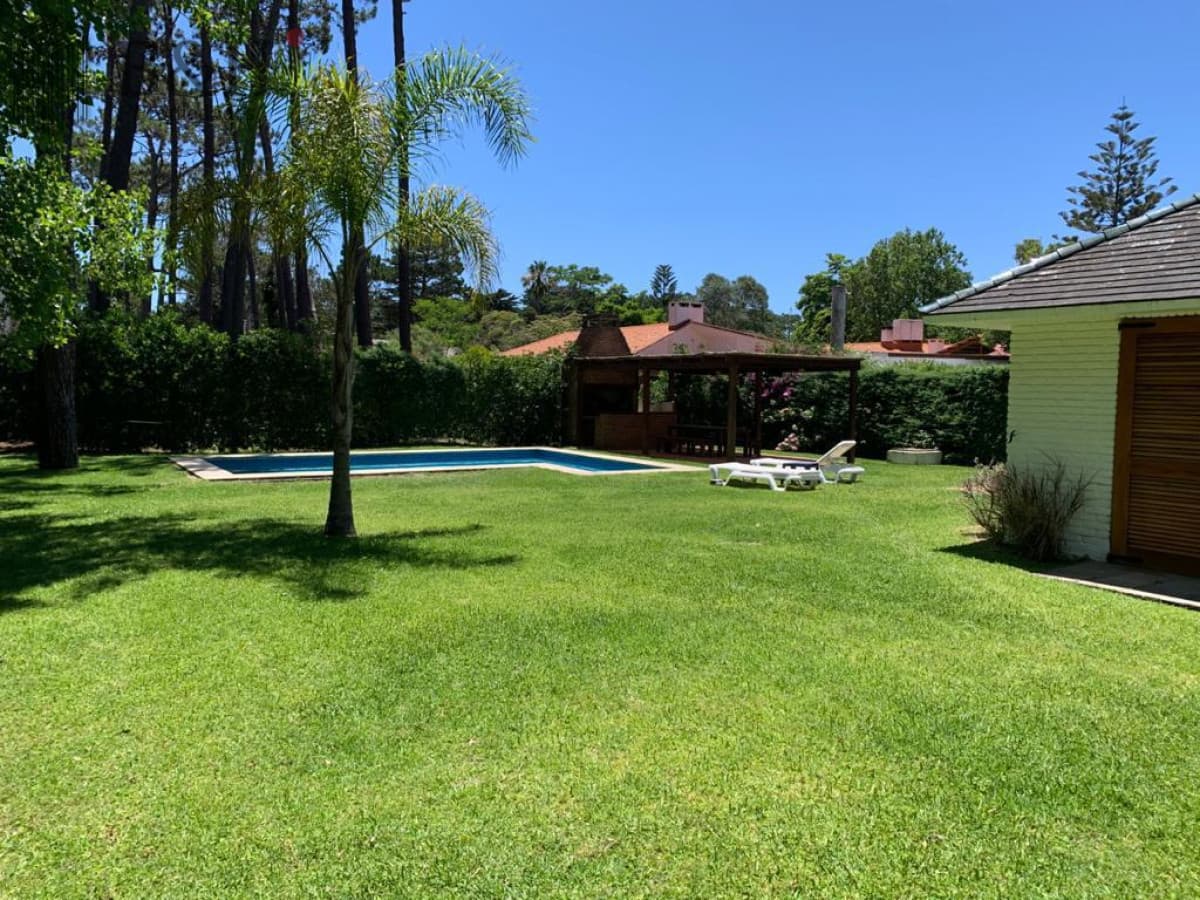 Alquiler temporario de casa de tres dormitorios con piscina en Barrio Lugano a pasos de Punta Shopping, Punta del Este