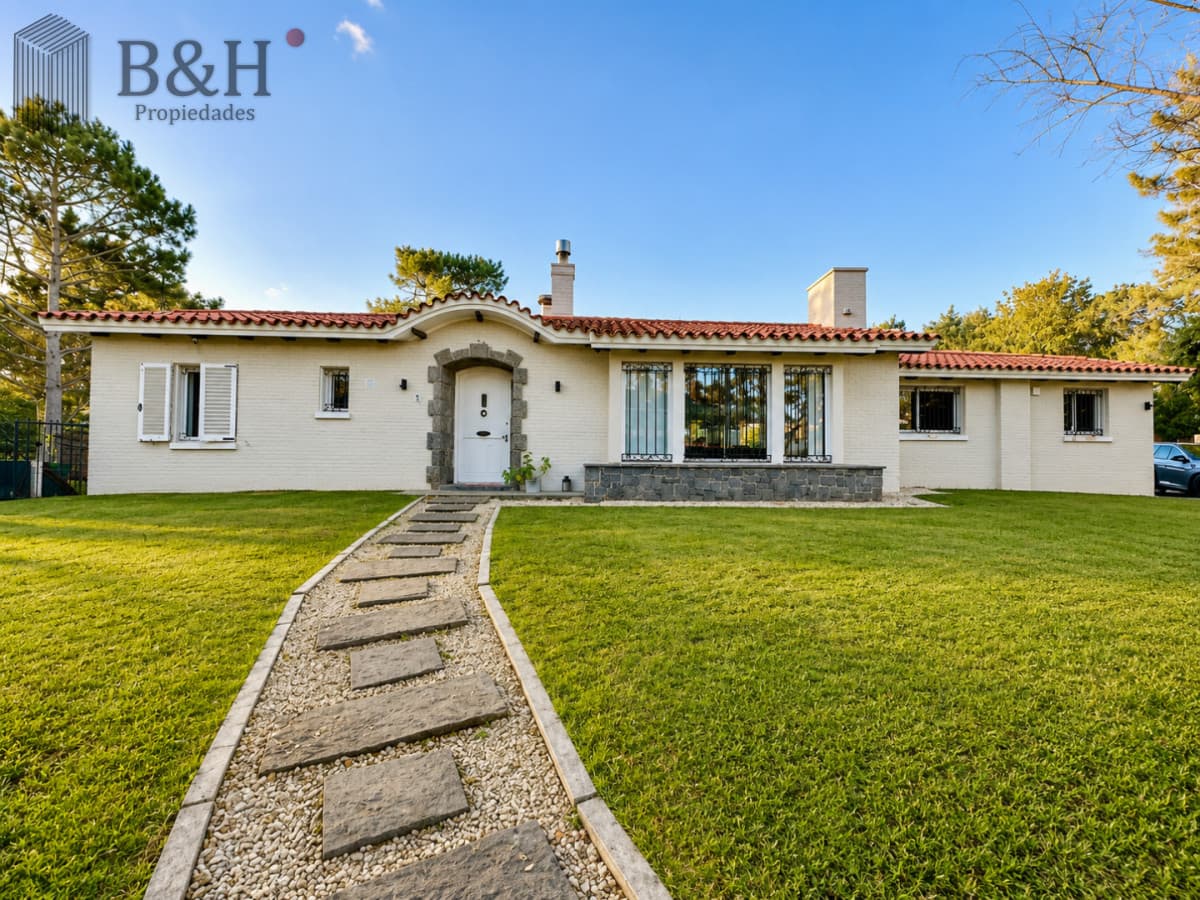 Espectacular Casa Moderna de 5 Dormitorios con Piscina Climatizada en Alquiler de Temporada