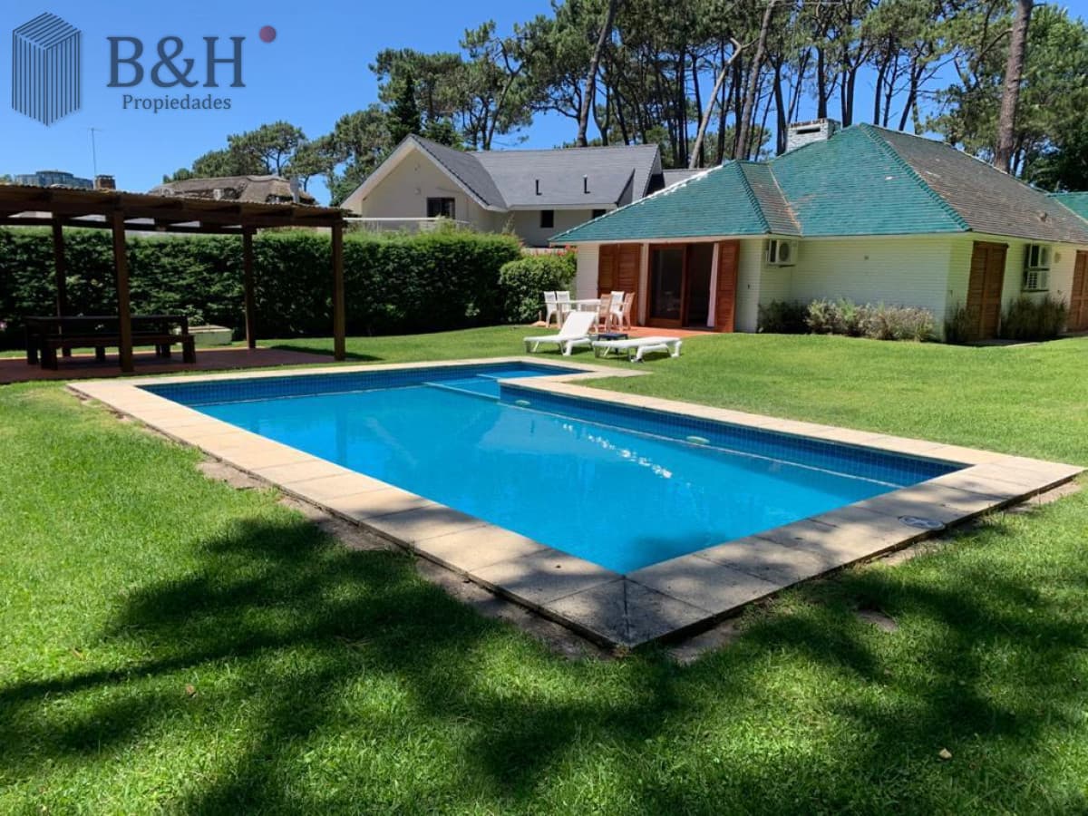 Alquiler temporario de casa de tres dormitorios con piscina en Barrio Lugano a pasos de Punta Shopping, Punta del Este