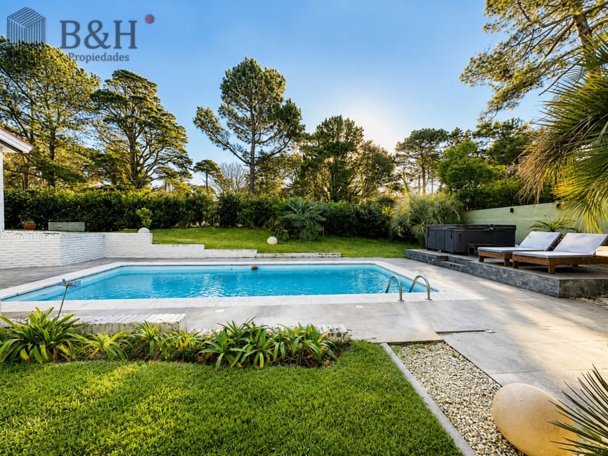 Espectacular Casa Moderna de 5 Dormitorios con Piscina Climatizada en Alquiler de Temporada