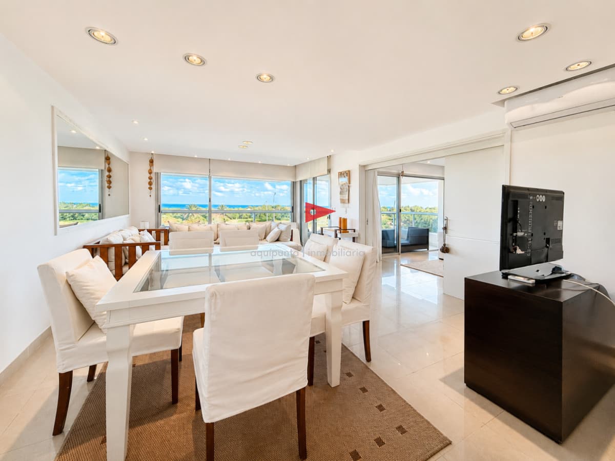 Apartamento ID.158 - Venta de apartamento de 3 dormitorios sobre primera fila de Playa Brava, Punta del Este