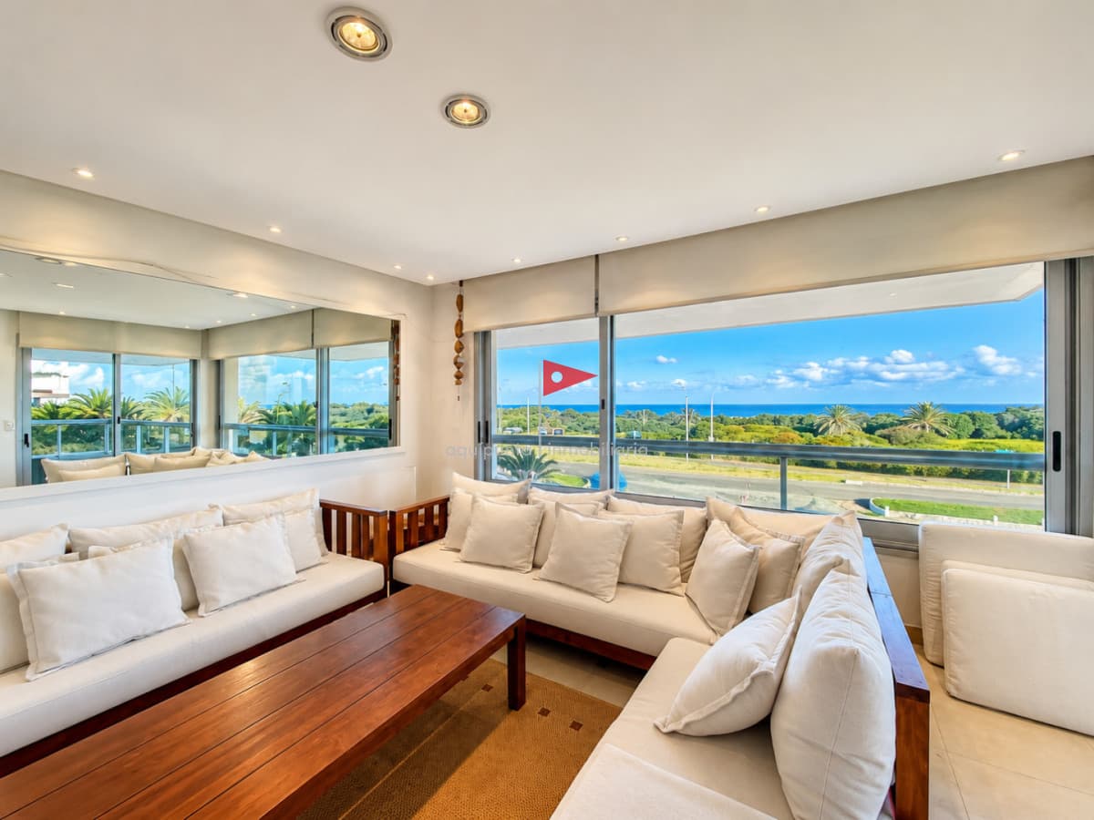 Apartamento ID.158 - Venta de apartamento de 3 dormitorios sobre primera fila de Playa Brava, Punta del Este