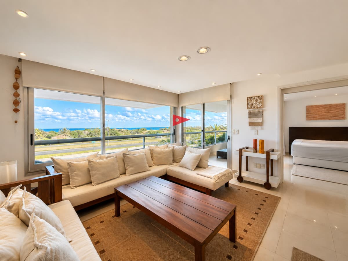 Apartamento ID.158 - Venta de apartamento de 3 dormitorios sobre primera fila de Playa Brava, Punta del Este