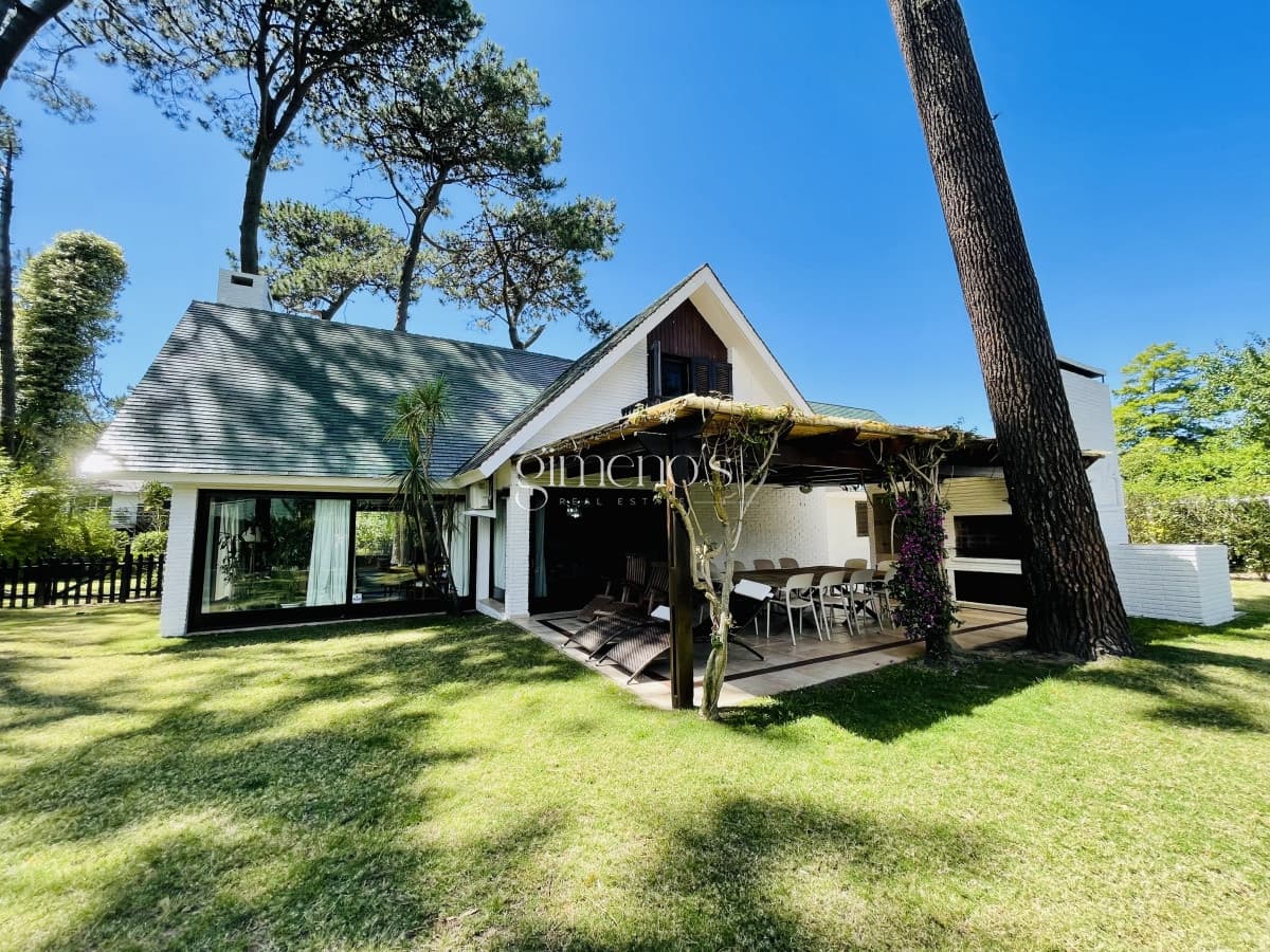 Sólida y amplia casa de cinco dormitorios más dependencia de servicio y piscina, Lugano, Punta del Este