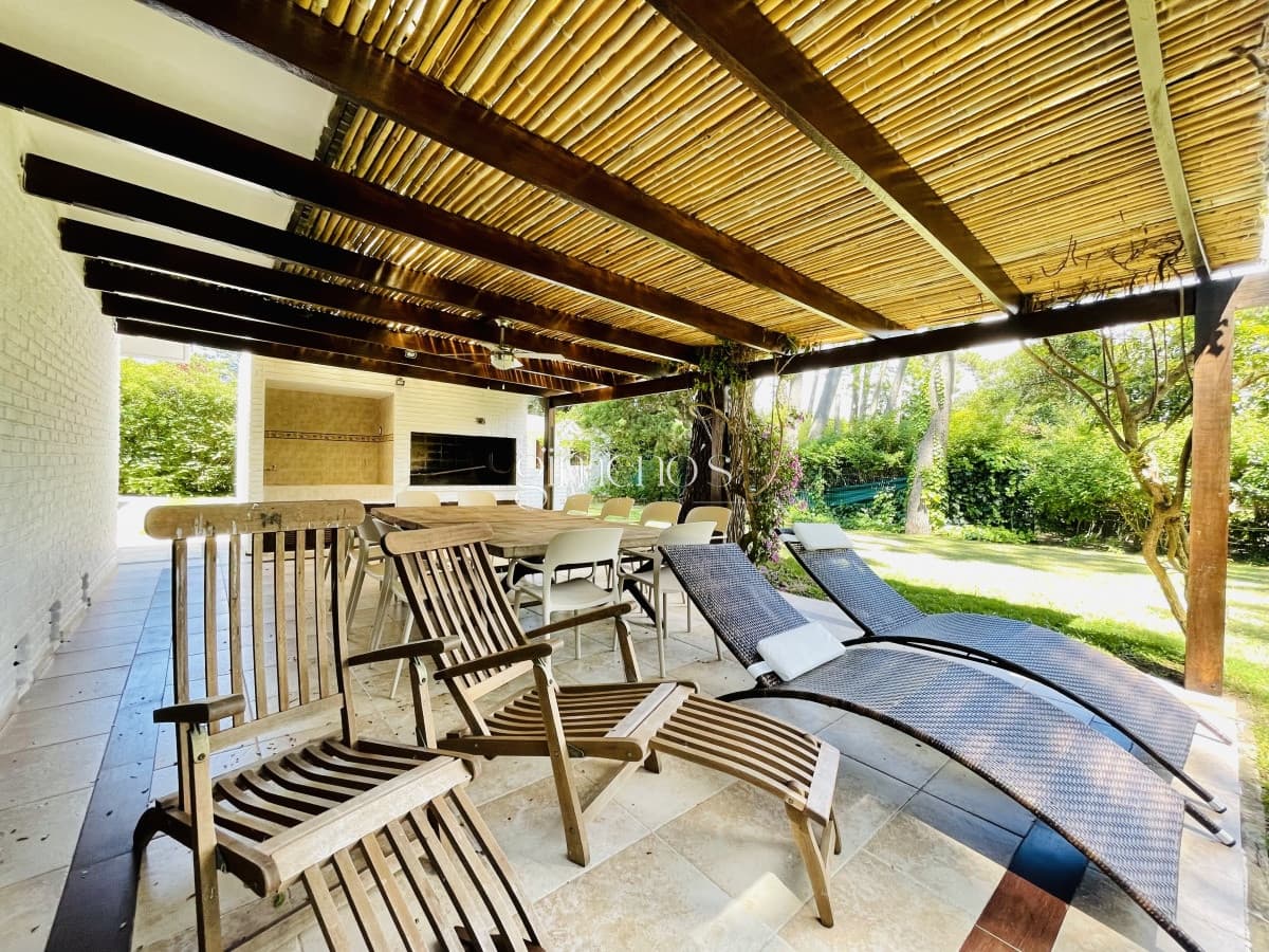 Sólida y amplia casa de cinco dormitorios más dependencia de servicio y piscina, Lugano, Punta del Este