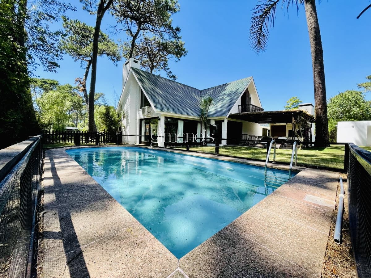 Sólida y amplia casa de cinco dormitorios más dependencia de servicio y piscina, Lugano, Punta del Este