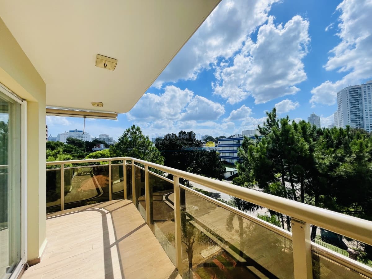 Apartamento de 2 Dormitorios en Aidy Grill a Pocos Metros de Playa Brava - Venta - Inmobiliaria Playa del Este
