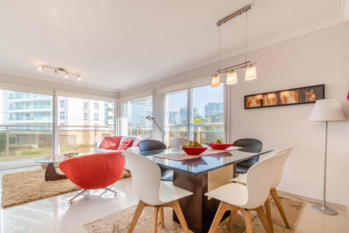 Moderno Apartamento de 3 Dormitorios a Pocas Cuadras del Mar En Venta, Playa Brava - Inmobiliaria Playa del Este