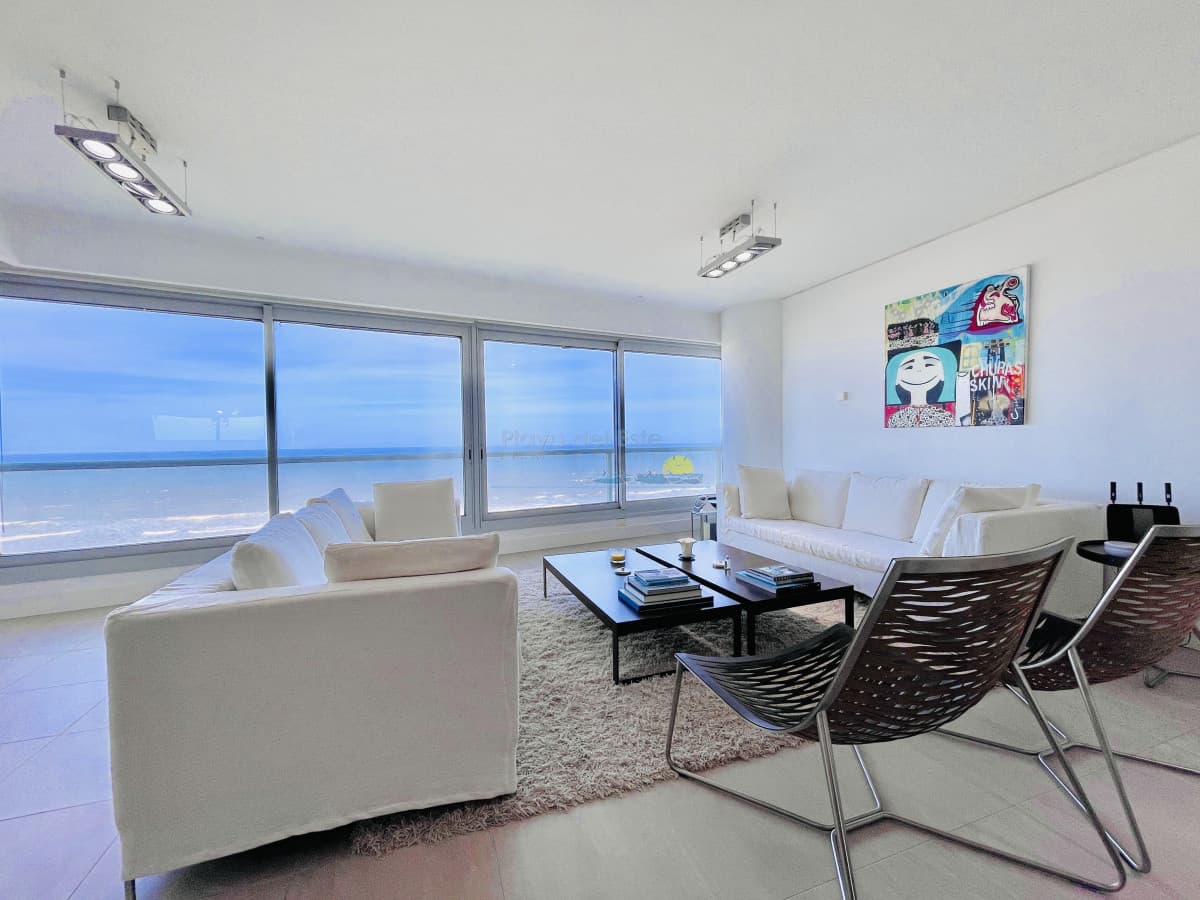 Venta y alquiler temporario de apartamento de tres dormitorios mas dependencia de servicio en Playa Brava - Inmobiliaria Playa del Este