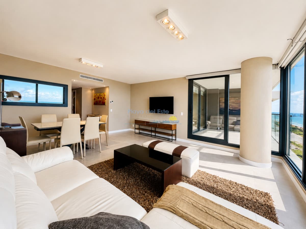 Alquiler temporario de fabuloso departamento de dos dormitorios en Torre Venetian sobre Playa Mansa - Inmobiliaria Playa del Este