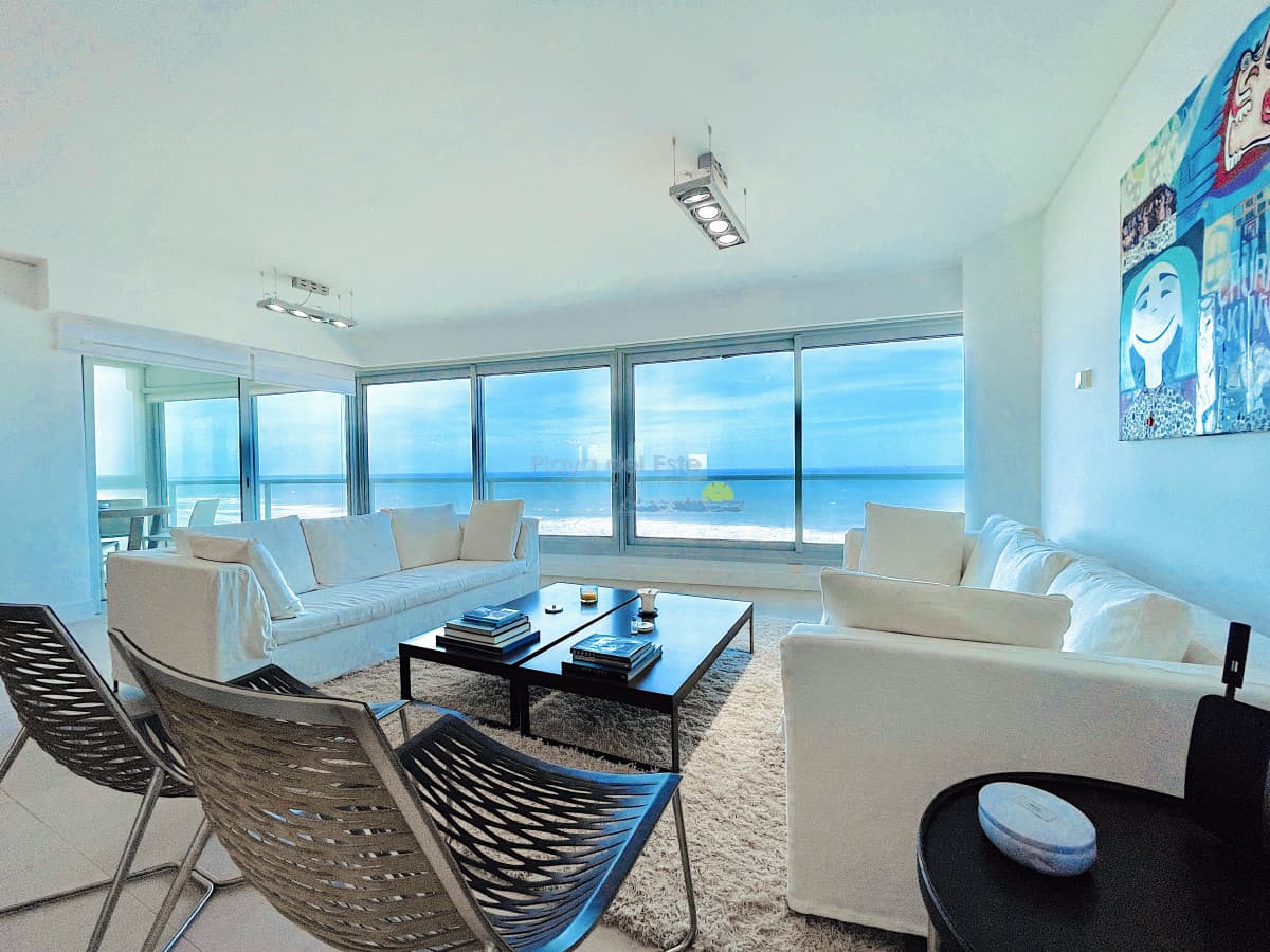 Venta y alquiler temporario de apartamento de tres dormitorios mas dependencia de servicio en Playa Brava - Inmobiliaria Playa del Este