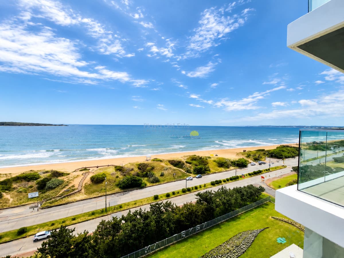 Alquiler temporario de fabuloso departamento de dos dormitorios en Torre Venetian sobre Playa Mansa - Inmobiliaria Playa del Este