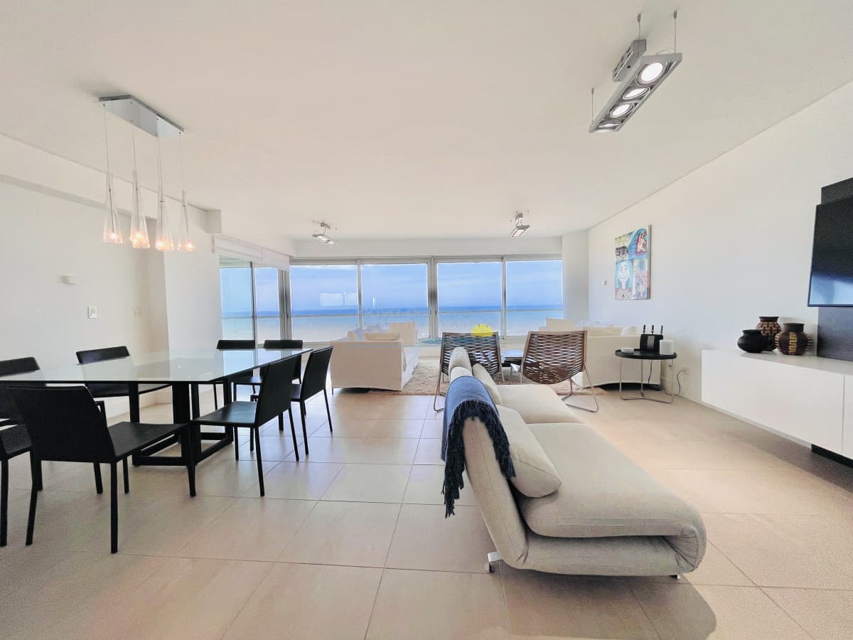 Venta y alquiler temporario de apartamento de tres dormitorios mas dependencia de servicio en Playa Brava - Inmobiliaria Playa del Este