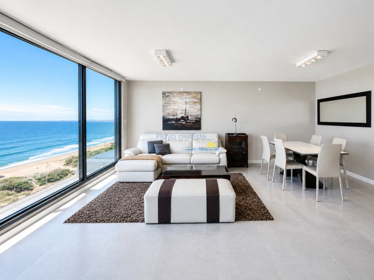 Alquiler temporario de fabuloso departamento de dos dormitorios en Torre Venetian sobre Playa Mansa - Inmobiliaria Playa del Este