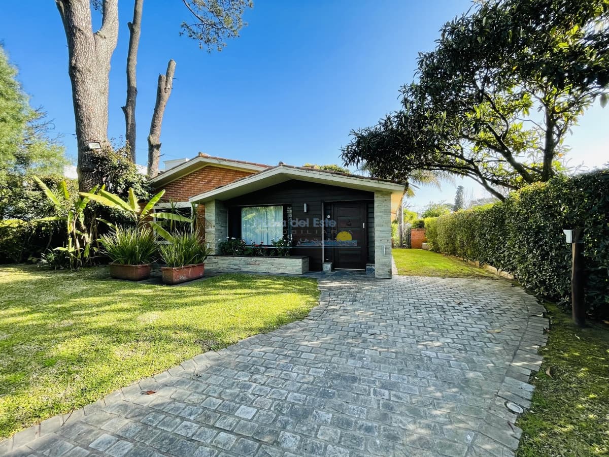Casa de 3 Dormitorios y Piscina en Playa Mansa, Punta del Este - Inmobiliaria Playa del Este
