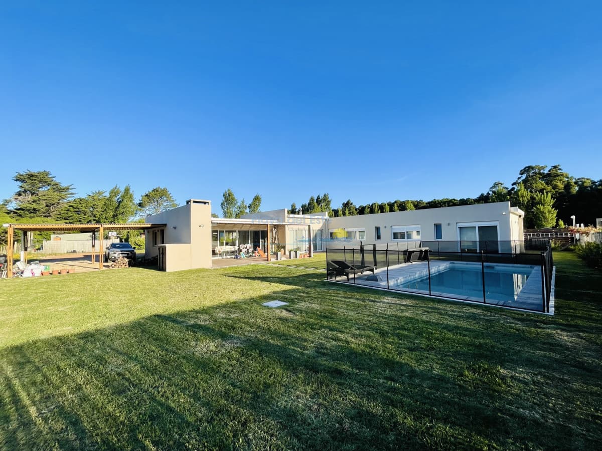 Moderna Casa de 4 Dormitorios, Piscina Climatizada y Parrillero en Punta Ballena, Barrio Semi Privado - Inmobiliaria Playa del Este