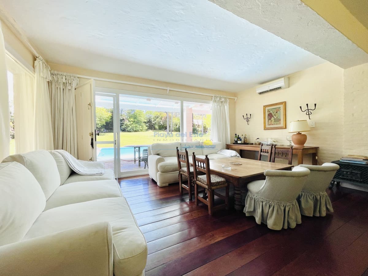 Excelente Casa de 4 Dormitorios en Playa Brava, Punta del Este - Inmobiliaria Playa del Este