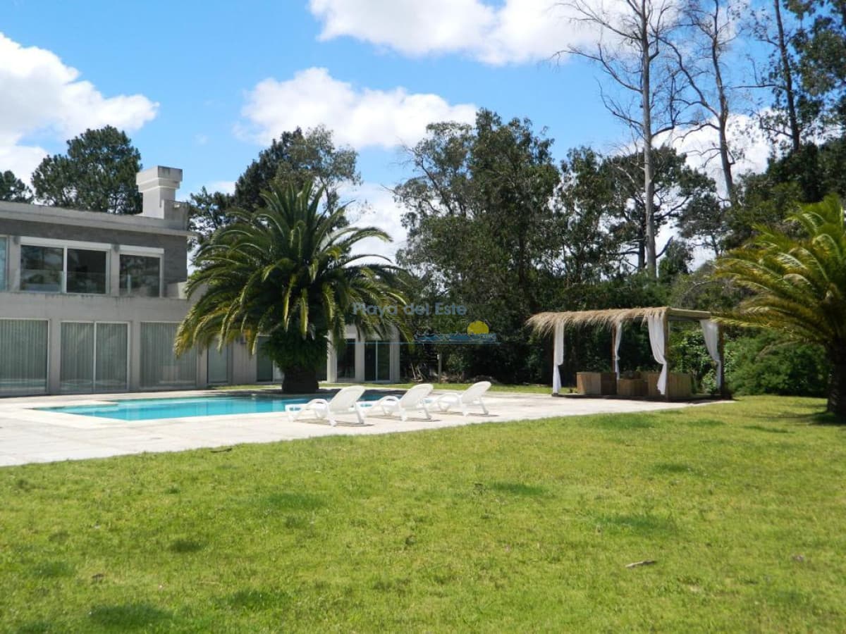 Moderna Casa de 4 Dormitorios en el Golf - Punta del Este - Inmobiliaria Playa del Este