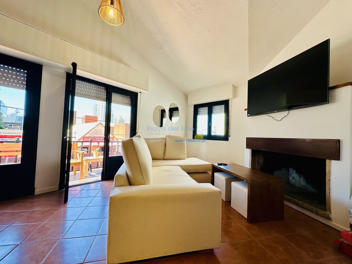 Casa estilo apartamento reciclada a nuevo en la mejor ubicación a pasos de la playa, Península, Brava y Mansa, Punta del Este - Alquiler - Inmobiliaria Playa del Este