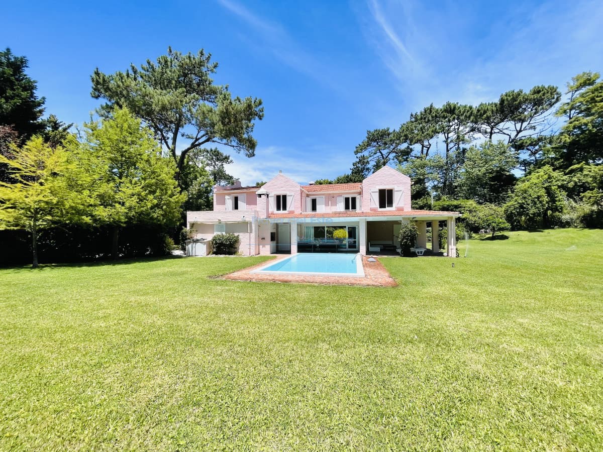 Excelente Casa de 4 Dormitorios en Playa Brava, Punta del Este - Inmobiliaria Playa del Este
