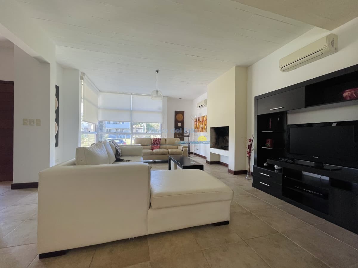 Muy Buena Casa de 5 Dormitorios y Piscina en Rincón del Indio, a Pocos Metros del Mar - Inmobiliaria Playa del Este