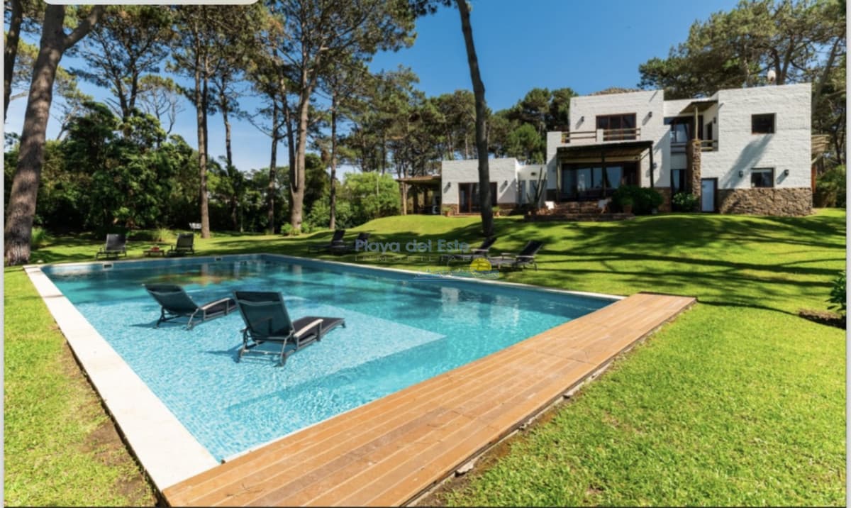 Excelente casa de 5 dormitorios mas dependencia y gran parque a 200 metros de la Playa de Montoya en alquiler de temporada - Inmobiliaria Playa del Este