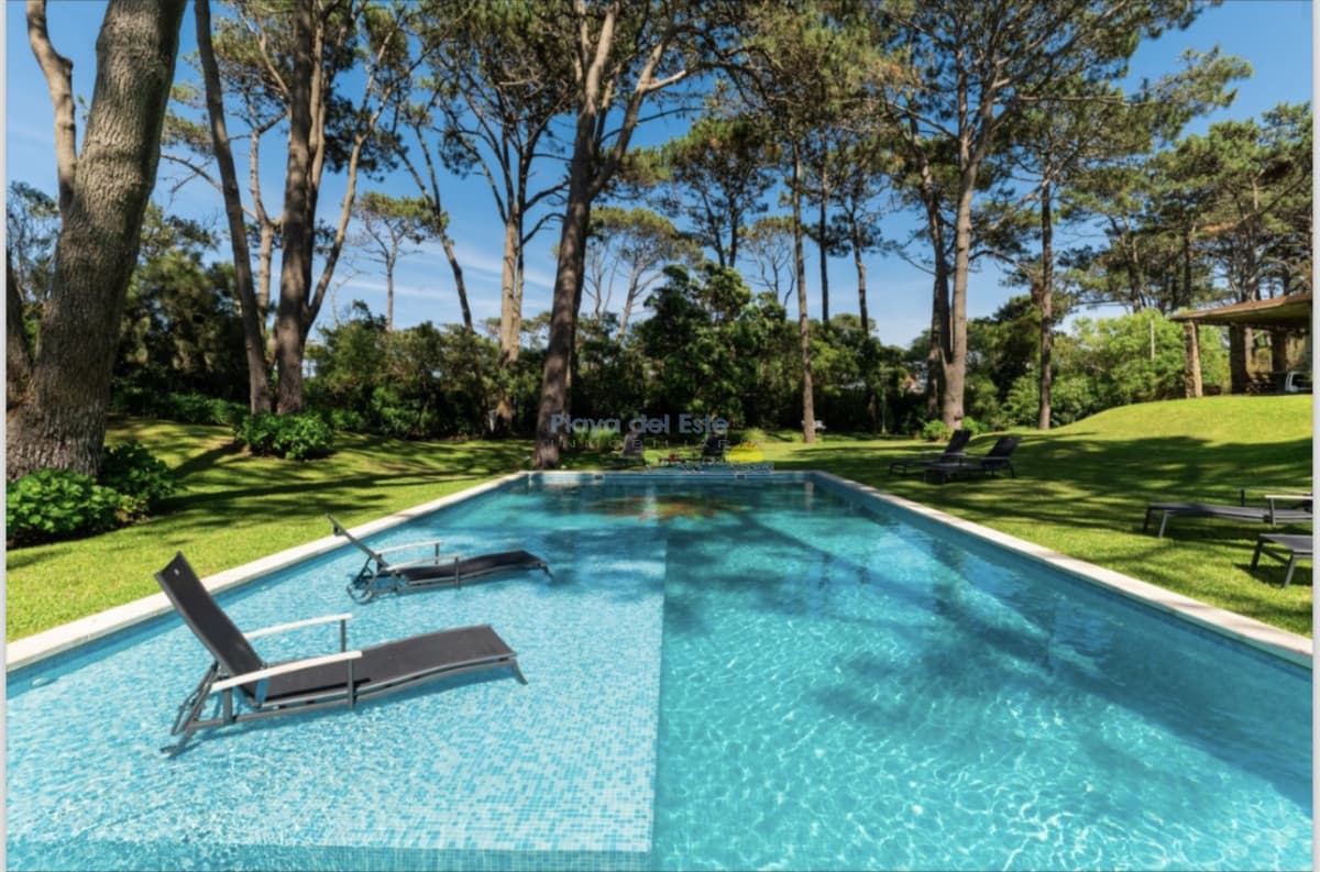 Excelente casa de 5 dormitorios mas dependencia y gran parque a 200 metros de la Playa de Montoya en alquiler de temporada - Inmobiliaria Playa del Este
