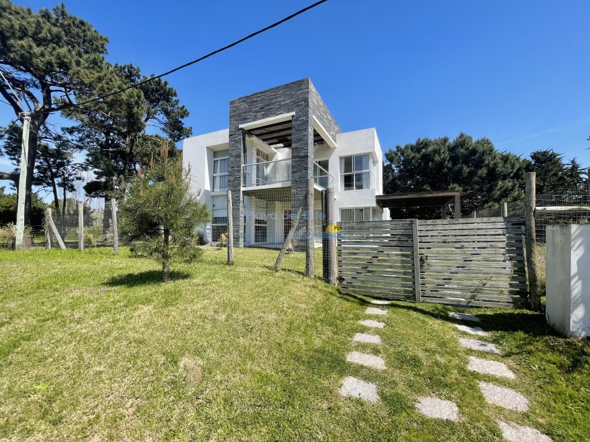 Muy Buena Casa de 5 Dormitorios y Piscina en Rincón del Indio, a Pocos Metros del Mar - Inmobiliaria Playa del Este