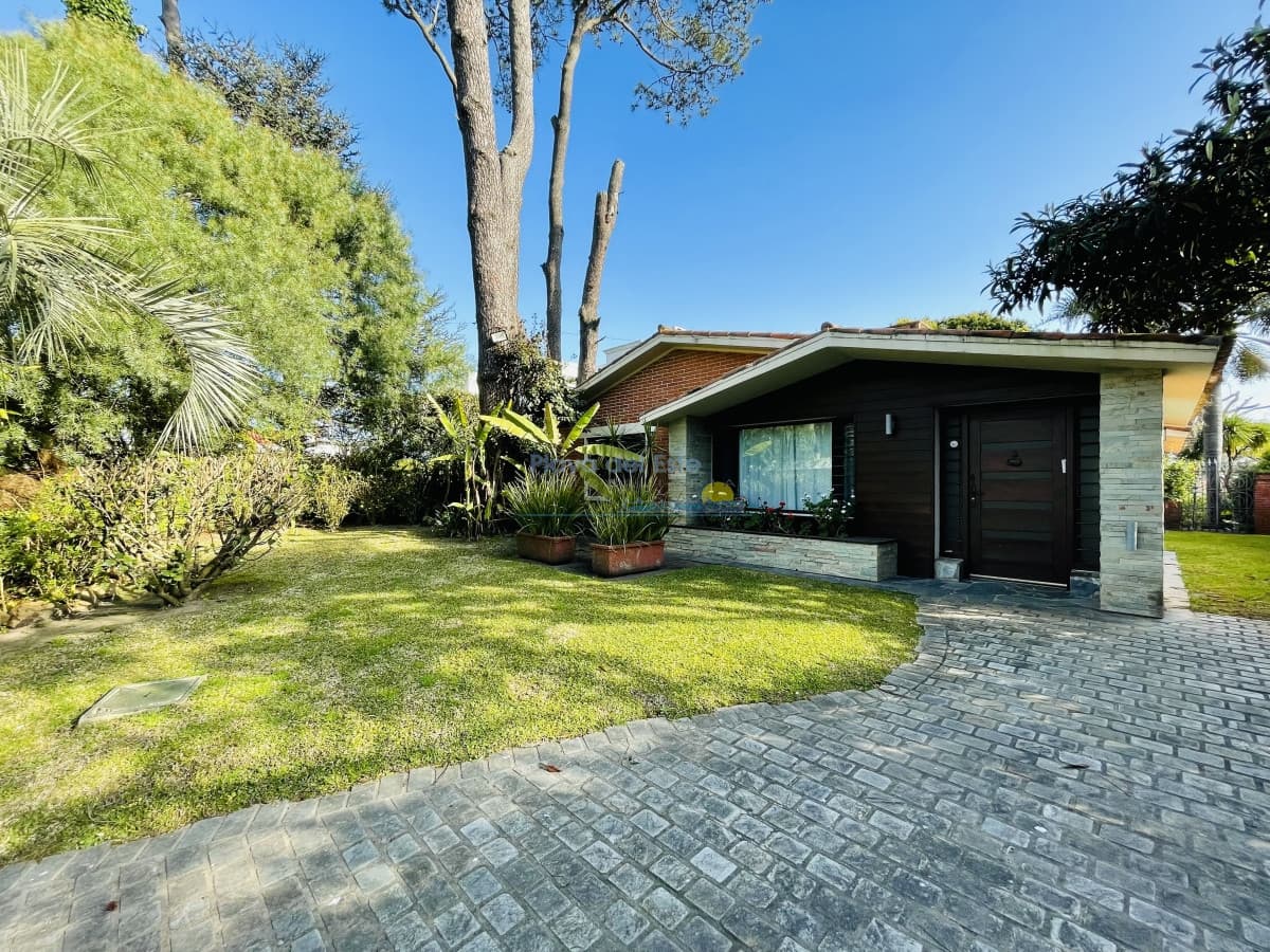 Casa de 3 Dormitorios y Piscina en Playa Mansa, Punta del Este - Inmobiliaria Playa del Este