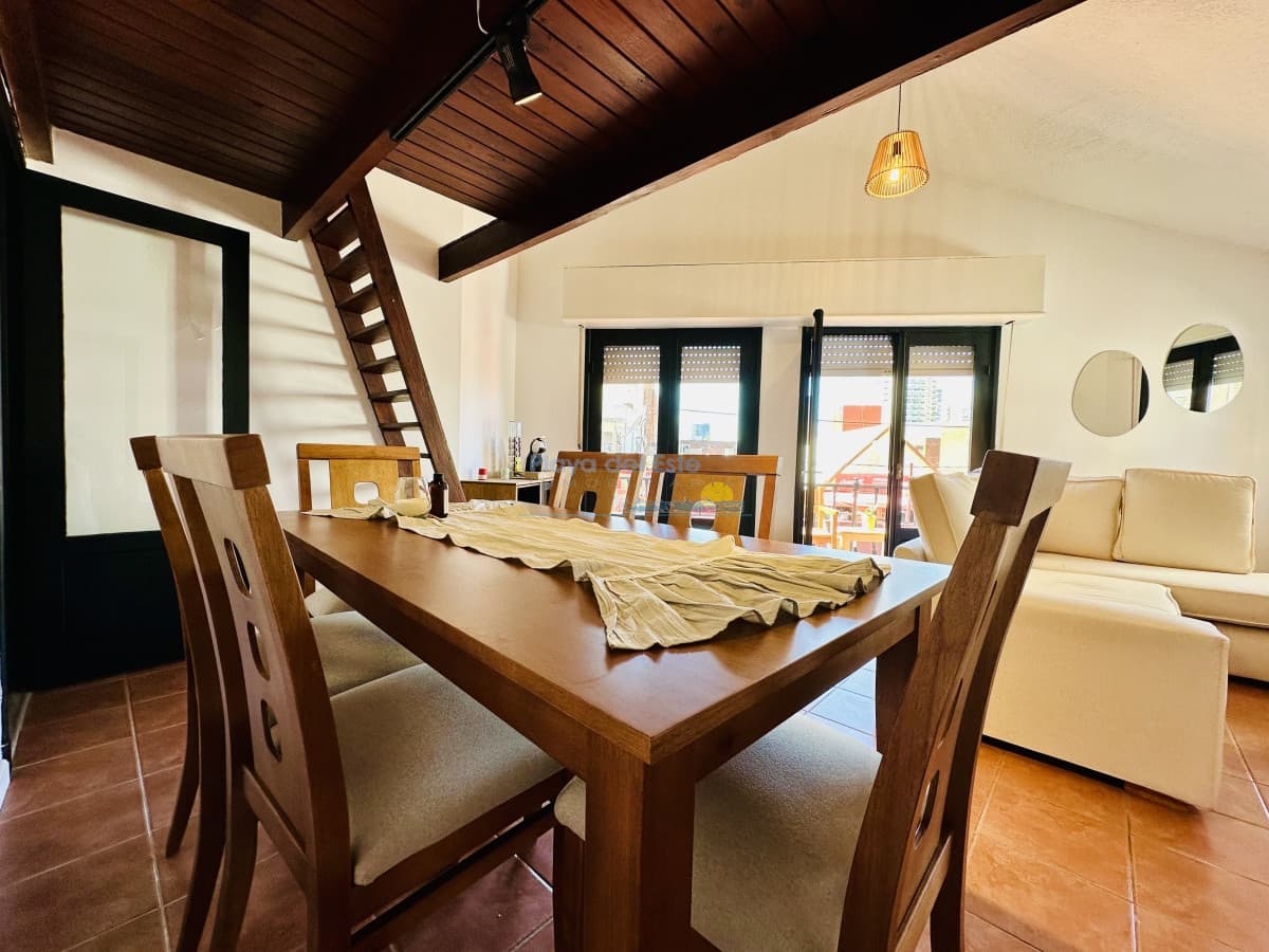 Casa estilo apartamento reciclada a nuevo en la mejor ubicación a pasos de la playa, Península, Brava y Mansa, Punta del Este - Alquiler - Inmobiliaria Playa del Este