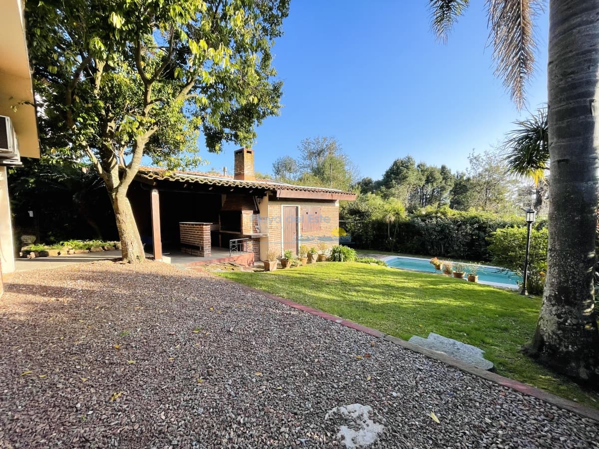 Casa de 3 Dormitorios y Piscina en Playa Mansa, Punta del Este - Inmobiliaria Playa del Este