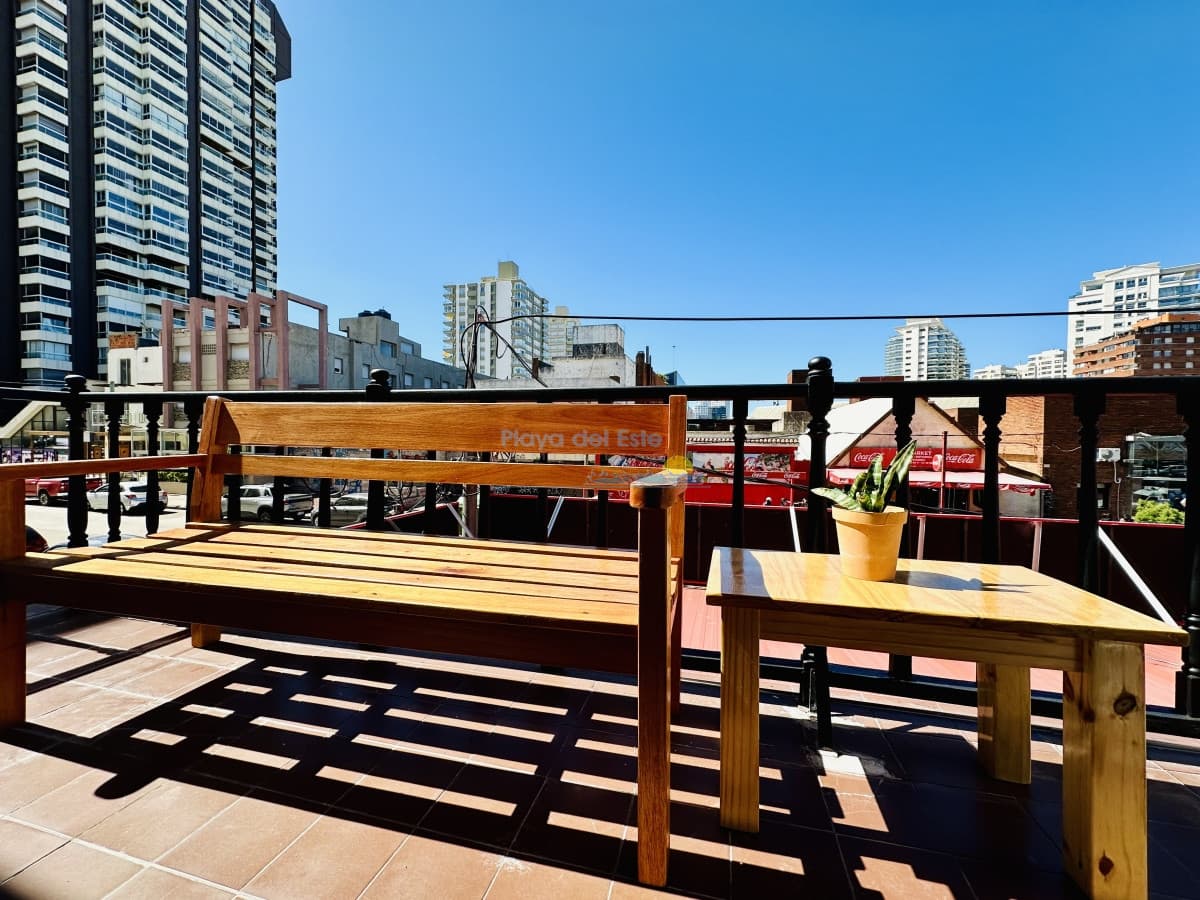 Casa estilo apartamento reciclada a nuevo en la mejor ubicación a pasos de la playa, Península, Brava y Mansa, Punta del Este - Alquiler - Inmobiliaria Playa del Este