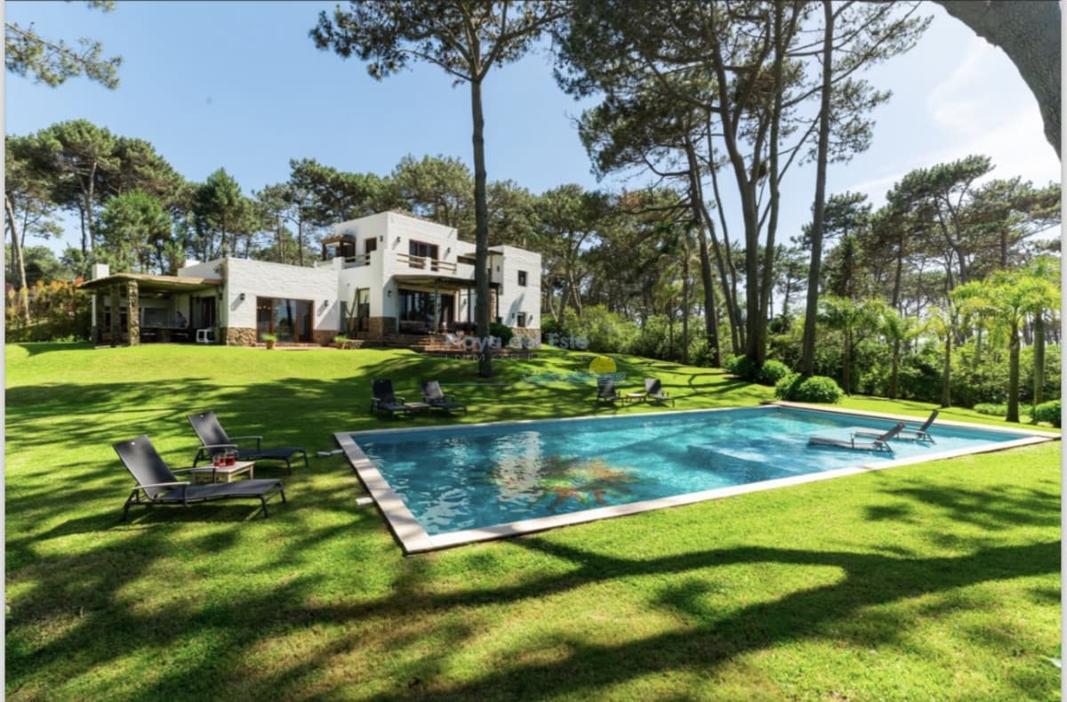 Excelente casa de 5 dormitorios mas dependencia y gran parque a 200 metros de la Playa de Montoya en alquiler de temporada - Inmobiliaria Playa del Este