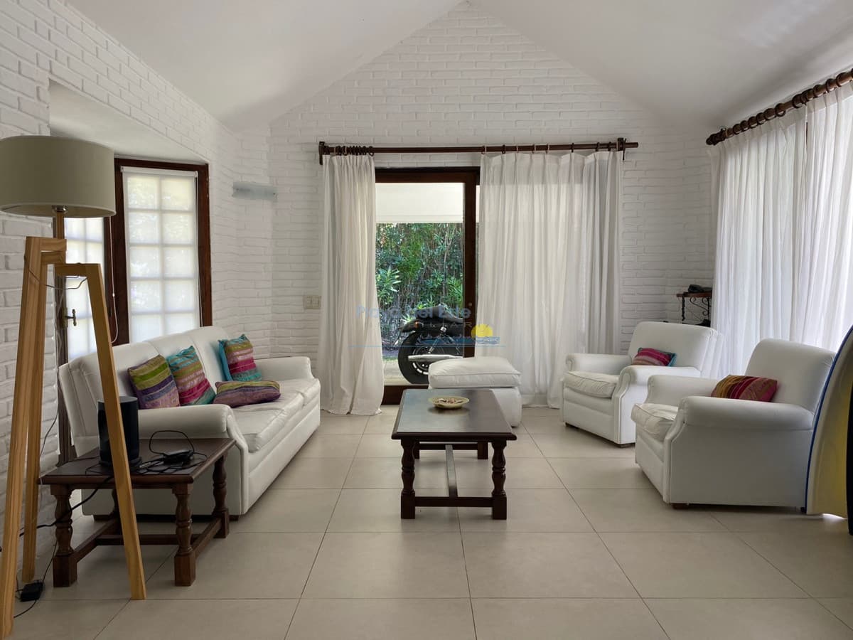 Alquiler temporario de casa de tres dormitorios con piscina en Barrio Lugano a pasos de Punta Shopping, Punta del Este - Inmobiliaria Playa del Este