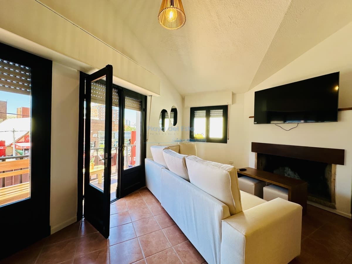 Casa estilo apartamento reciclada a nuevo en la mejor ubicación a pasos de la playa, Península, Brava y Mansa, Punta del Este - Alquiler - Inmobiliaria Playa del Este